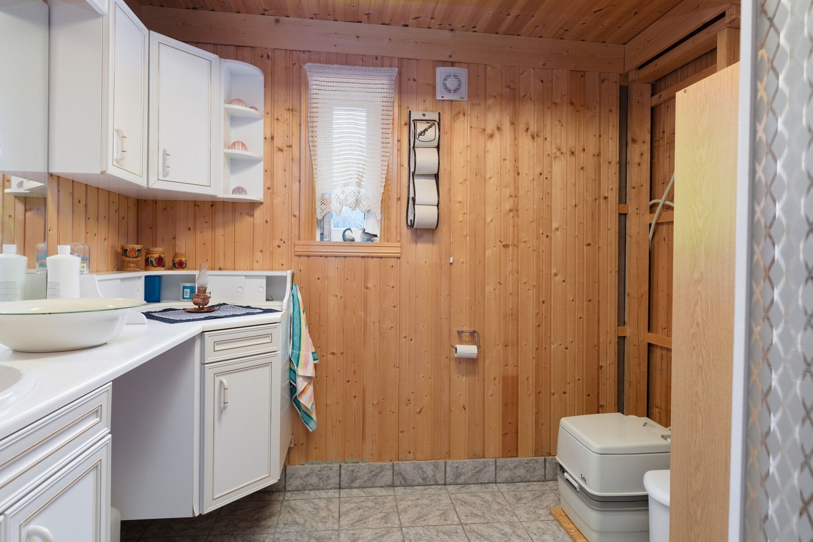 Porta potti toalett på badet. Galleribilde