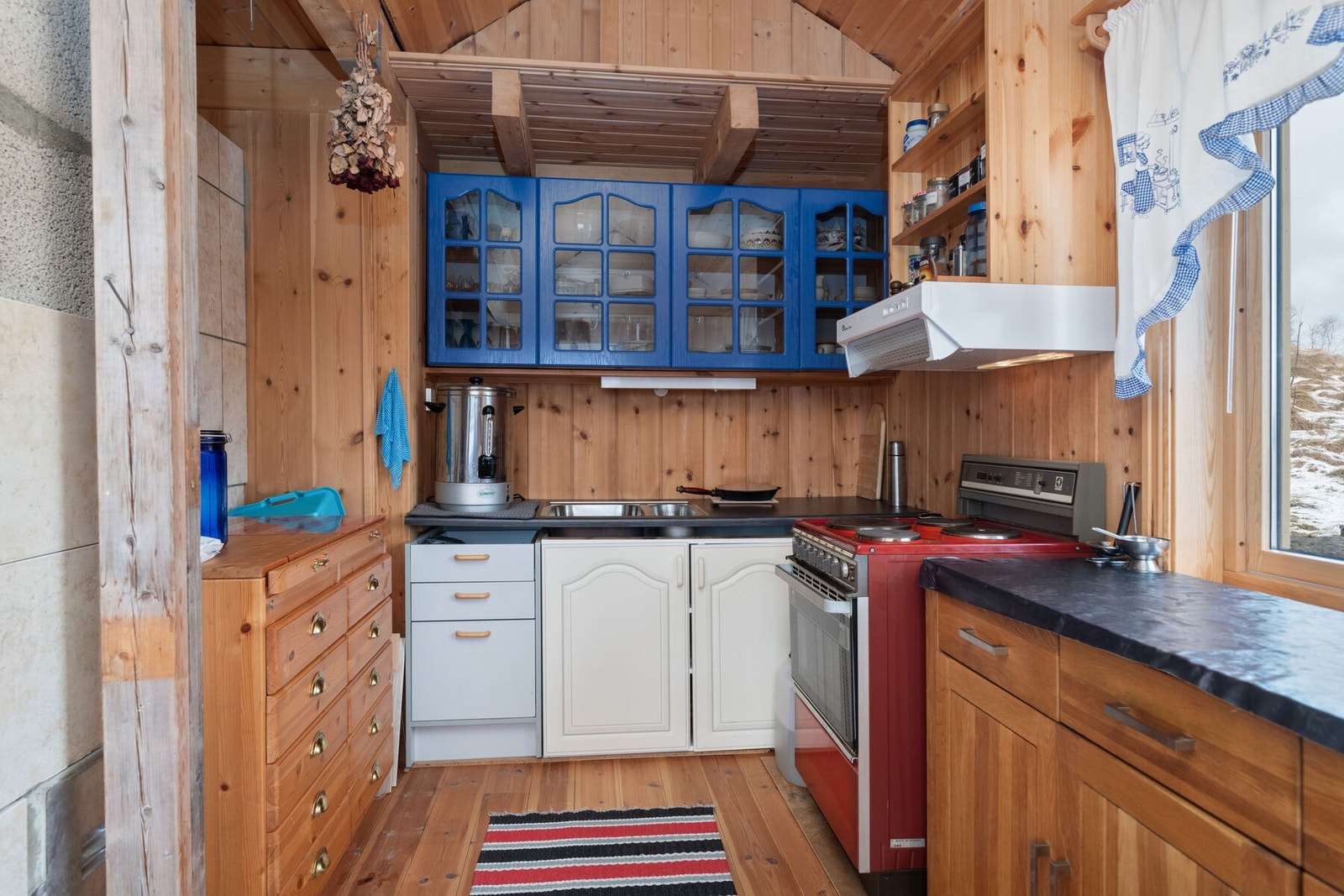 Kjøkkenet har plass til frittstående hvitevarer. Galleribilde