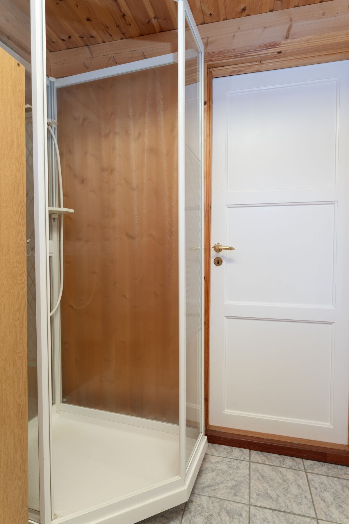 Det er ikke innlagt vann eller avløp i hytten, men felles privat sommervann, og det er anlagt avløpsledning ut
i sjø fra tomten. Galleribilde