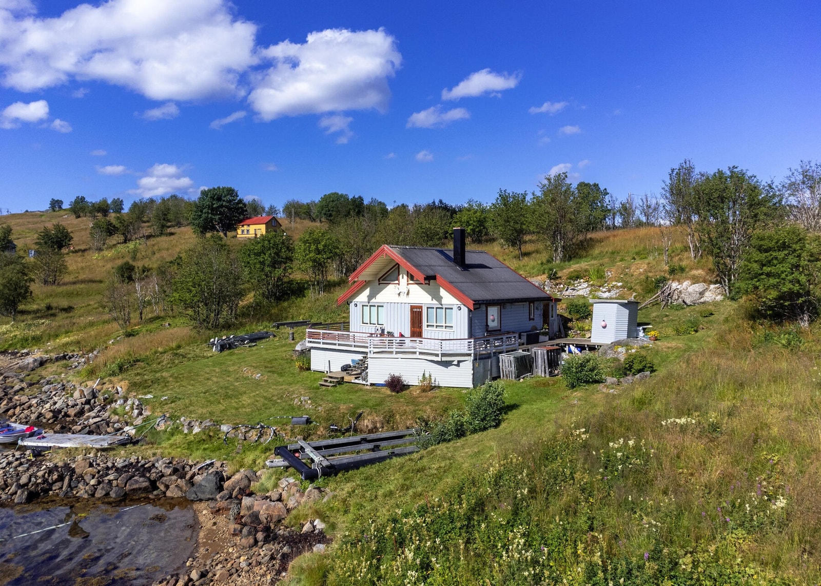 Uteområdet er hovedsakelig naturtomt, med stedlige trær, beplantning og stedvis anlagt plen. Galleribilde