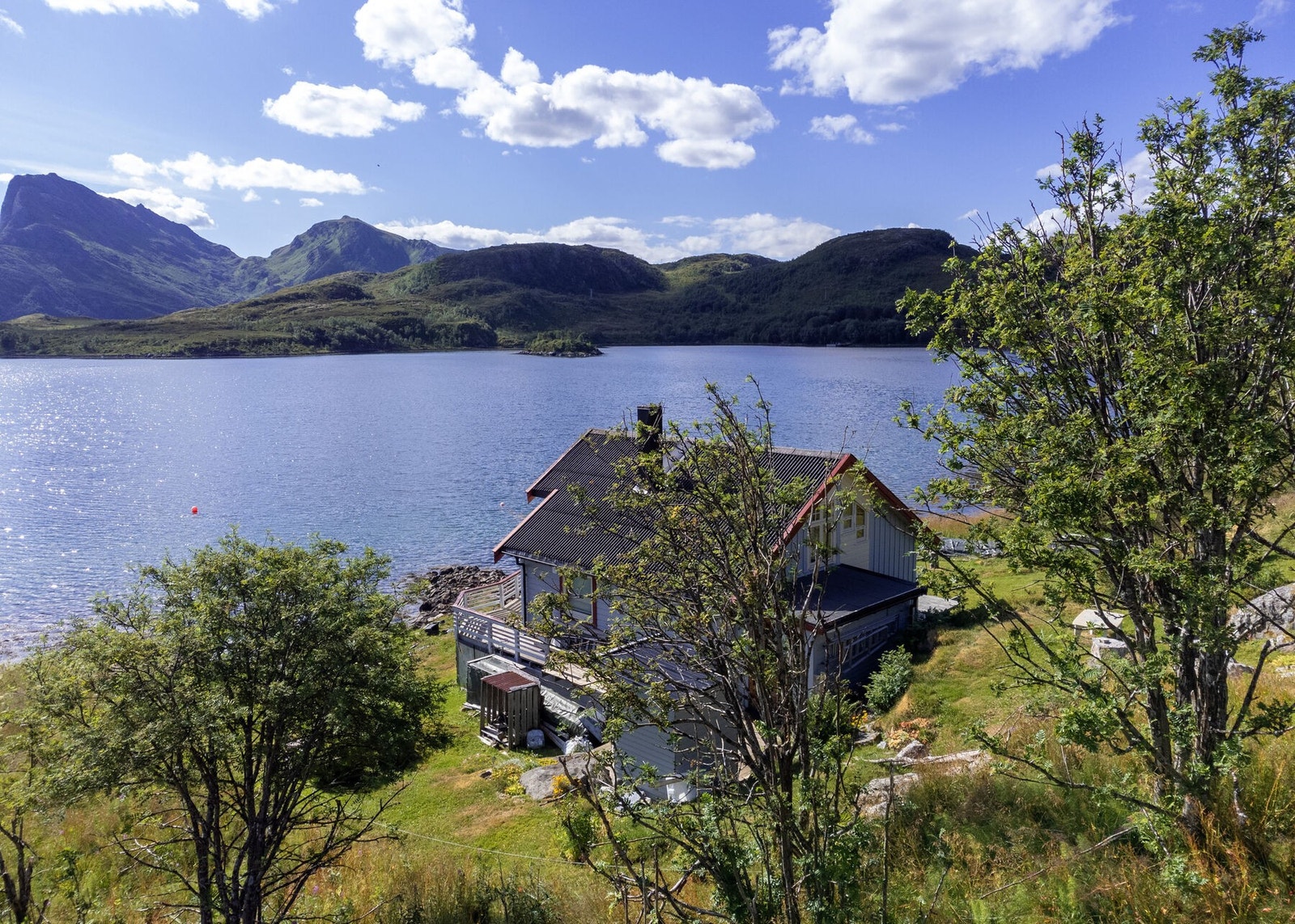 Dette er en koselig hytte i naturskjønne og idylliske omgivelser i Finnvågan på Nærøya i Øksnes Vestbygd. Galleribilde