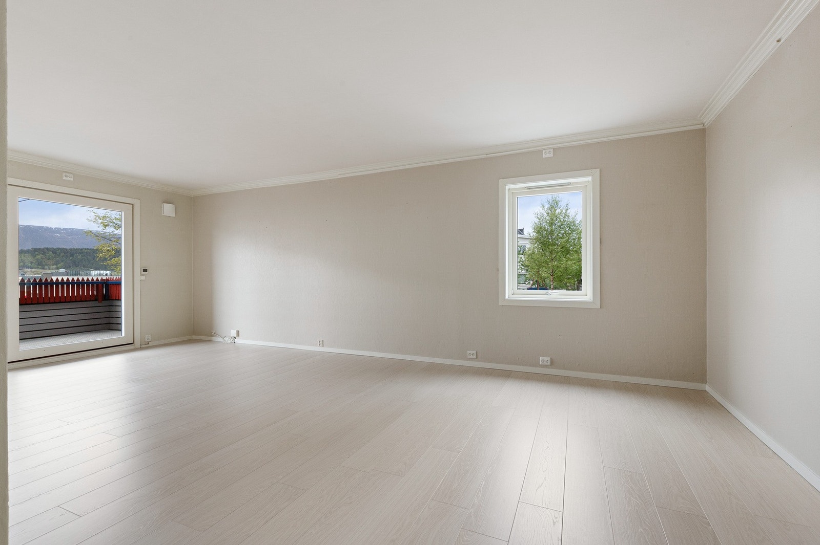 Innvendig har leiligheten gulv av laminat og tapet på vegg. Galleribilde