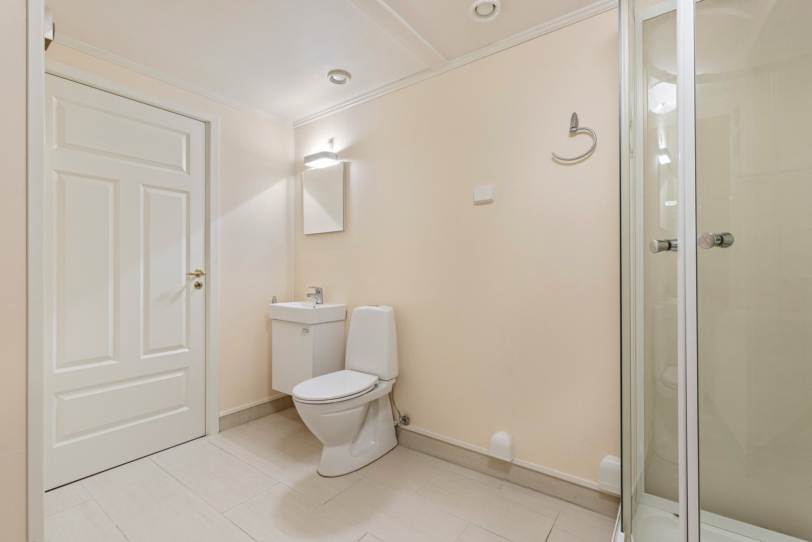 Badet har innredning med nedfelt servant, toalett, dusjkabinett og opplegg for vaskemaskin. Galleribilde