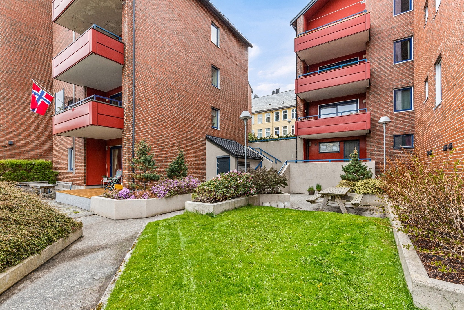For ekstra oppbevaring disponerer leiligheten 2 boder, henholdsvis i kjeller og på loft. Galleribilde