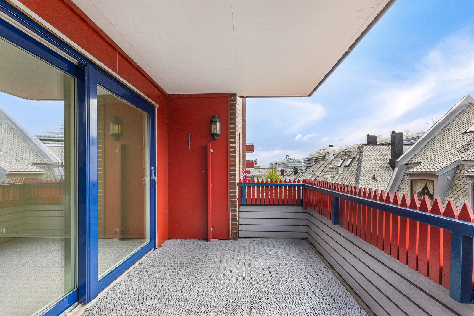 Sørvendt balkong med gode solforhold. Galleribilde