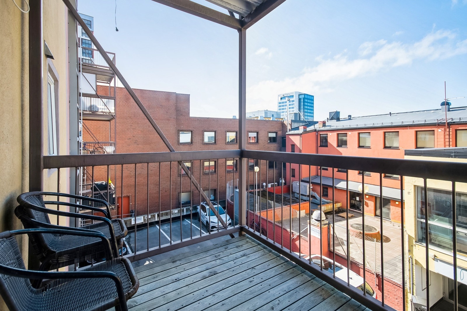 Overbygd balkong med ettermiddagssol. Galleribilde