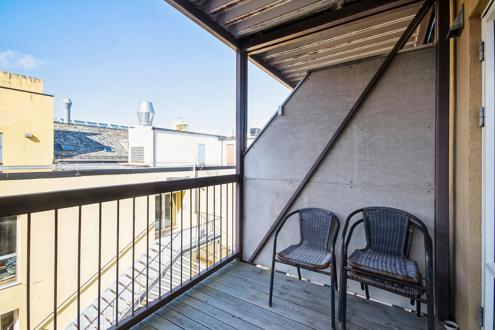 Overbygd balkong med ettermiddagssol. Galleribilde