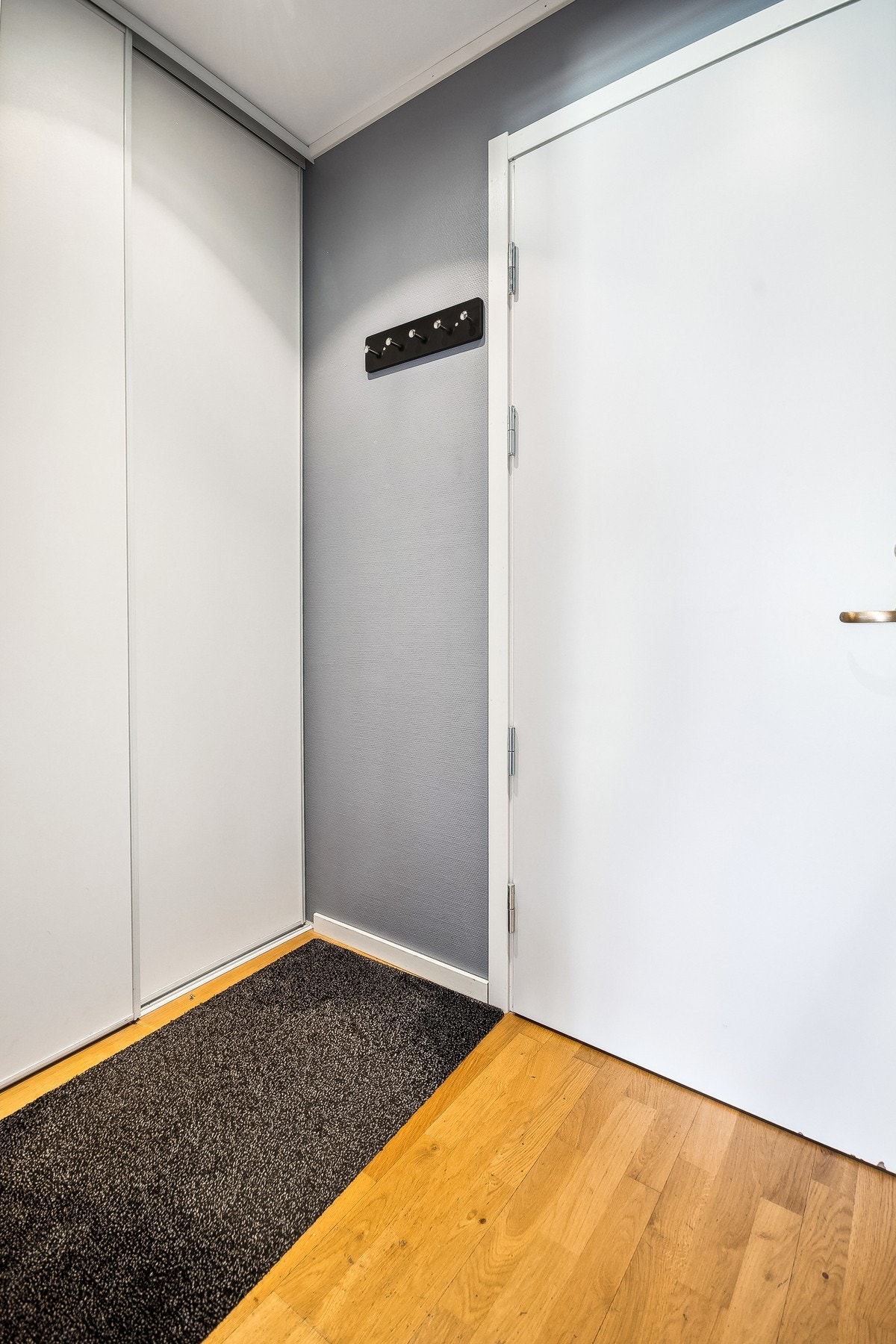 Gangen - vindfang med skyvedørsgarderobe. Galleribilde