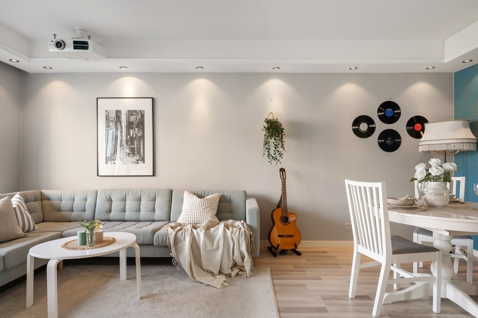 - Stuen måler 22,4m² og har god plass til både sofa- og spisegruppe - Galleribilde