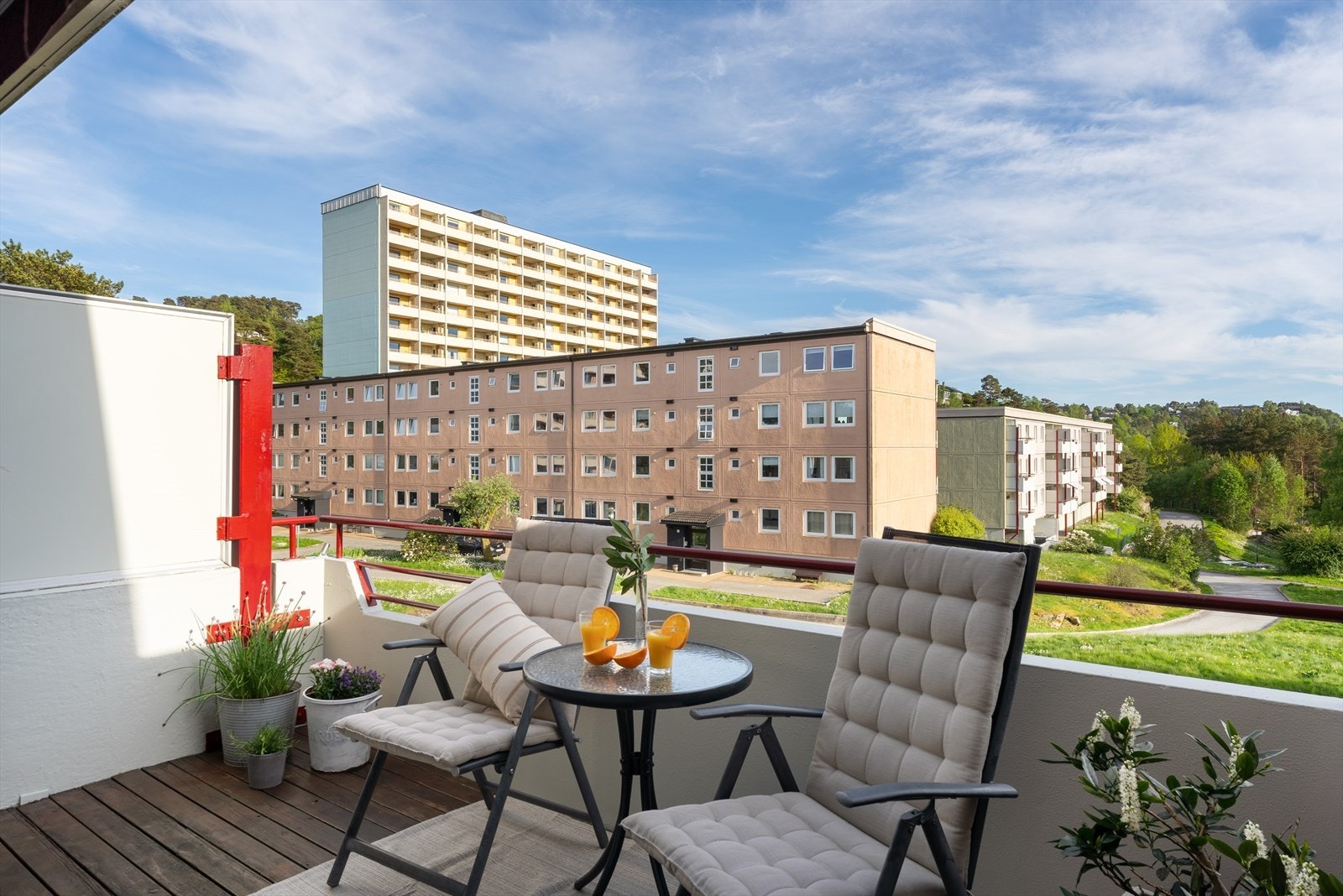 - Herlig balkong på 10m² med sommersol ca. kl. 10-20 (!) - Galleribilde