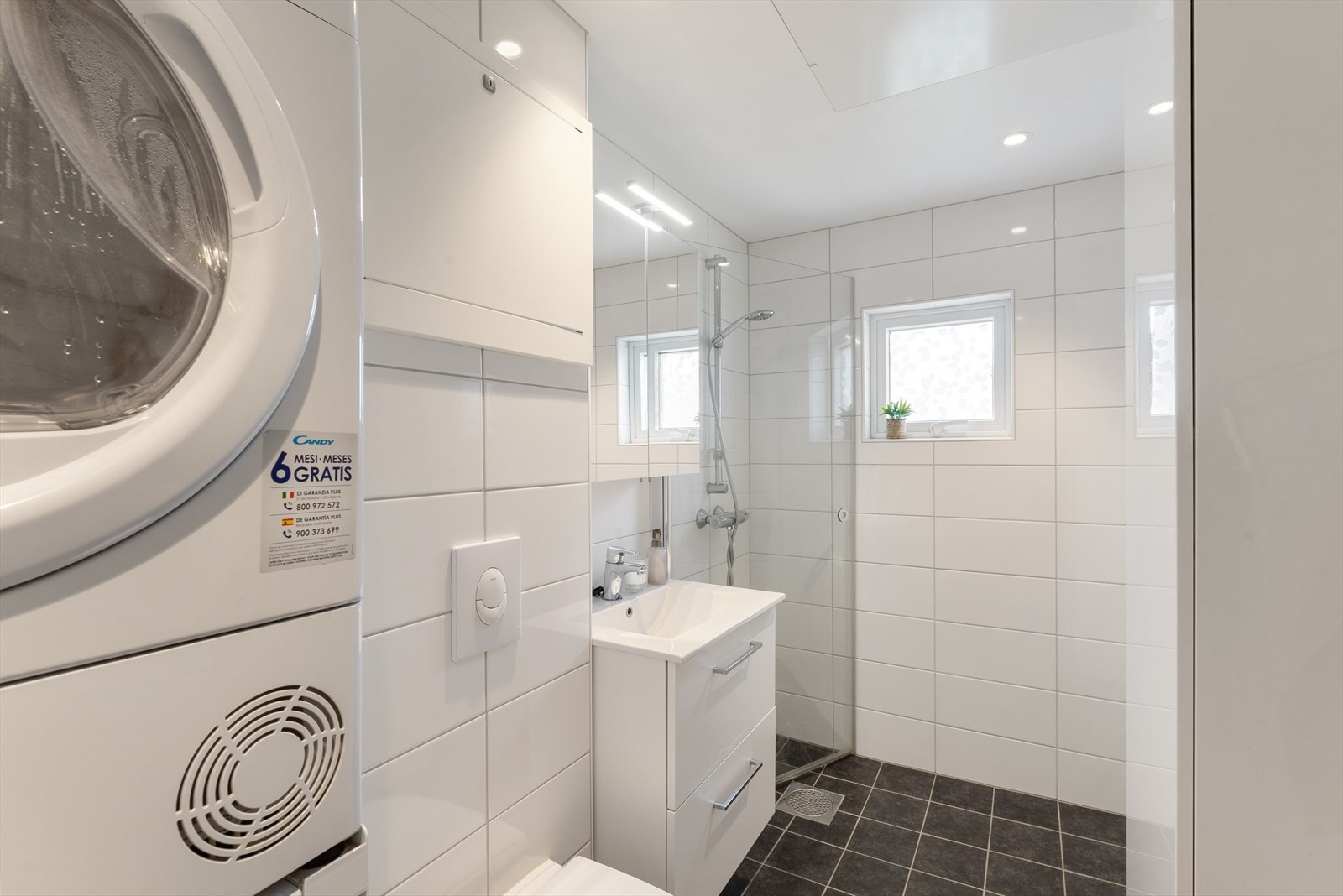 - Helfliset bad med behagelig varme i gulv. Badet ble pusset opp i 2018/19 i regi av borettslaget - Galleribilde