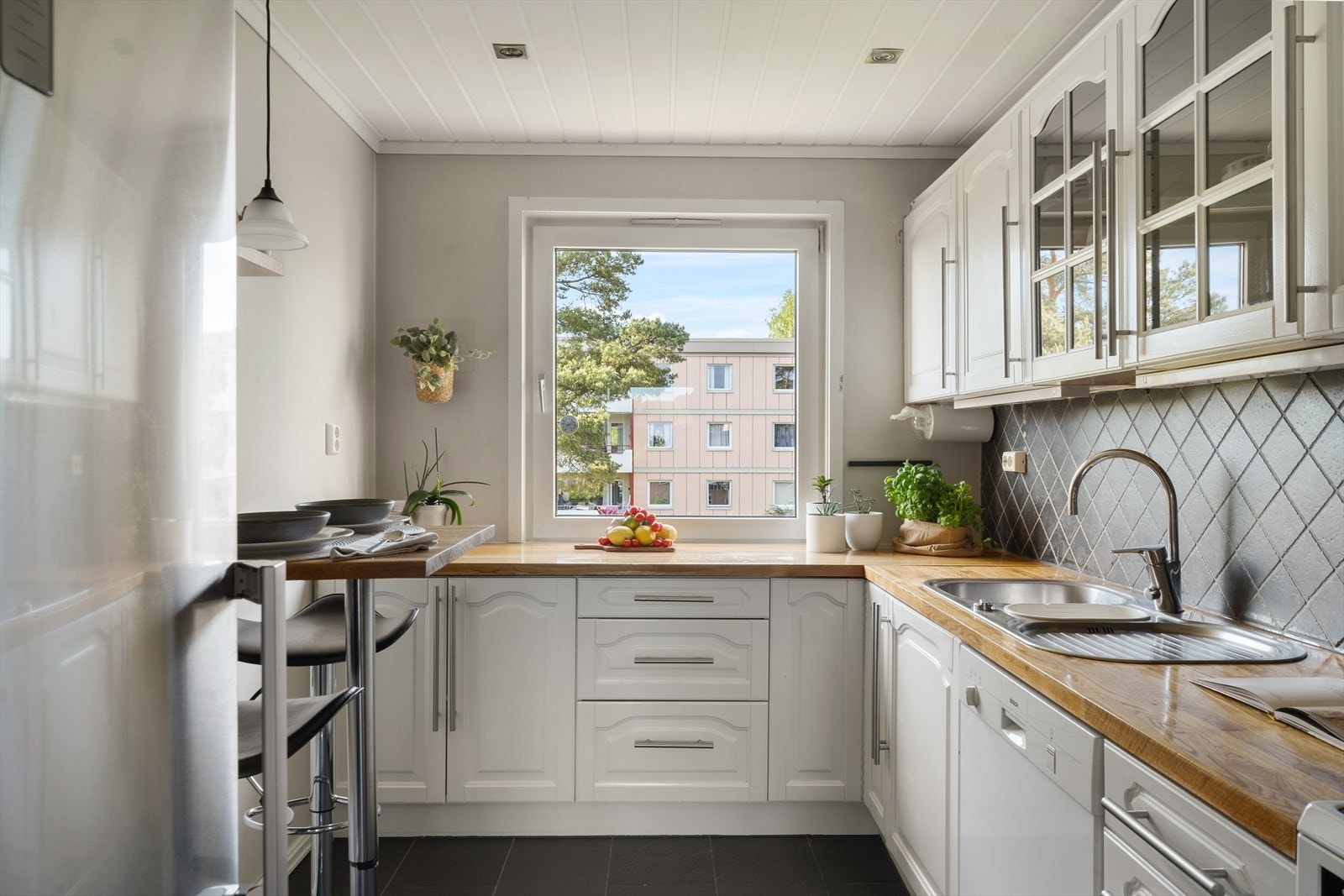 - Kjøkkenet har rikelig med skap- og benkeplass - luksus! - Galleribilde