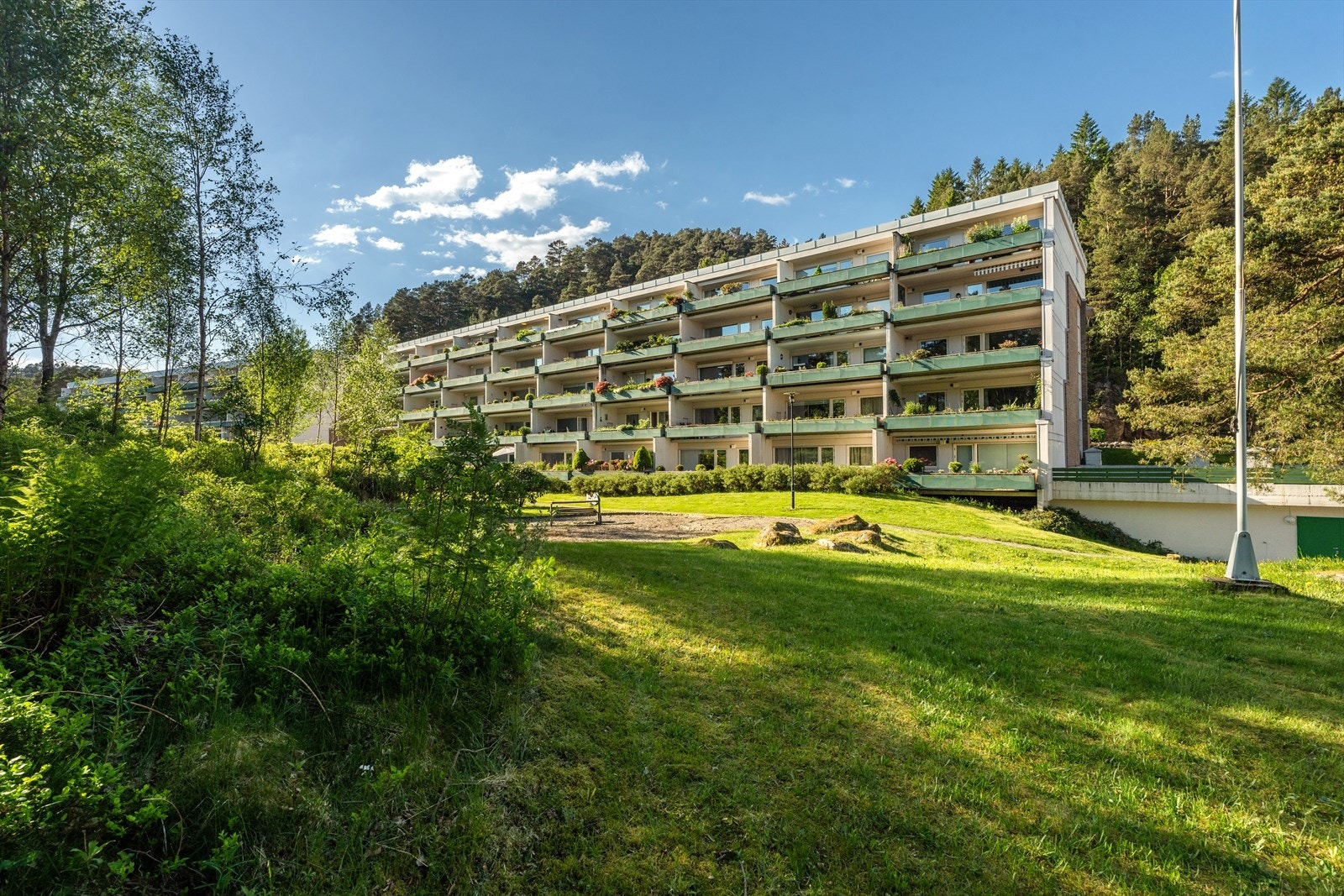 Leiligheten har en sentral beliggenhet i Fyllingsdalen med kort vei til skoler, barnehager, bybanen og "alt" av servicetilbud. Her kan du virkelig trives fra første stund! Galleribilde