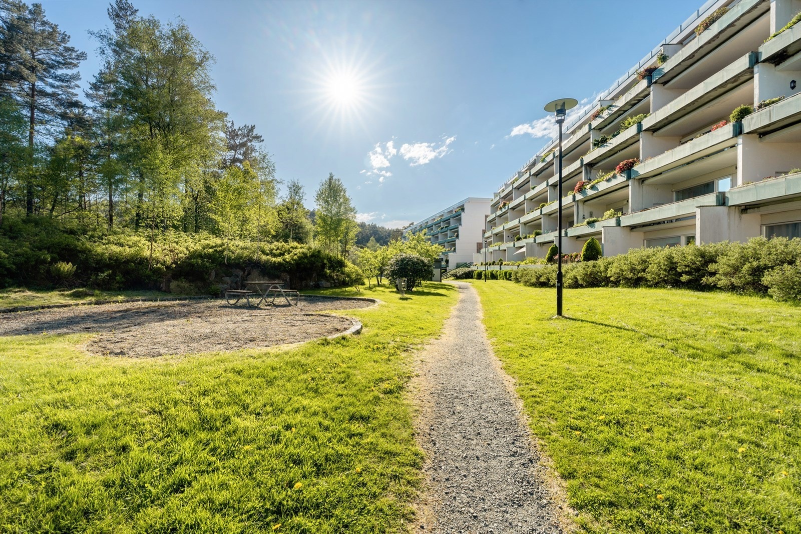 Leiligheten har en sentral og fin beliggenhet i Fyllingsdalen med kort vei til servicetilbud og fasiliteter. Nærmeste dagligvarebutikk (Kiwi Spelhaugen og Rema 1000) ligger innenfor gangavstand. Galleribilde