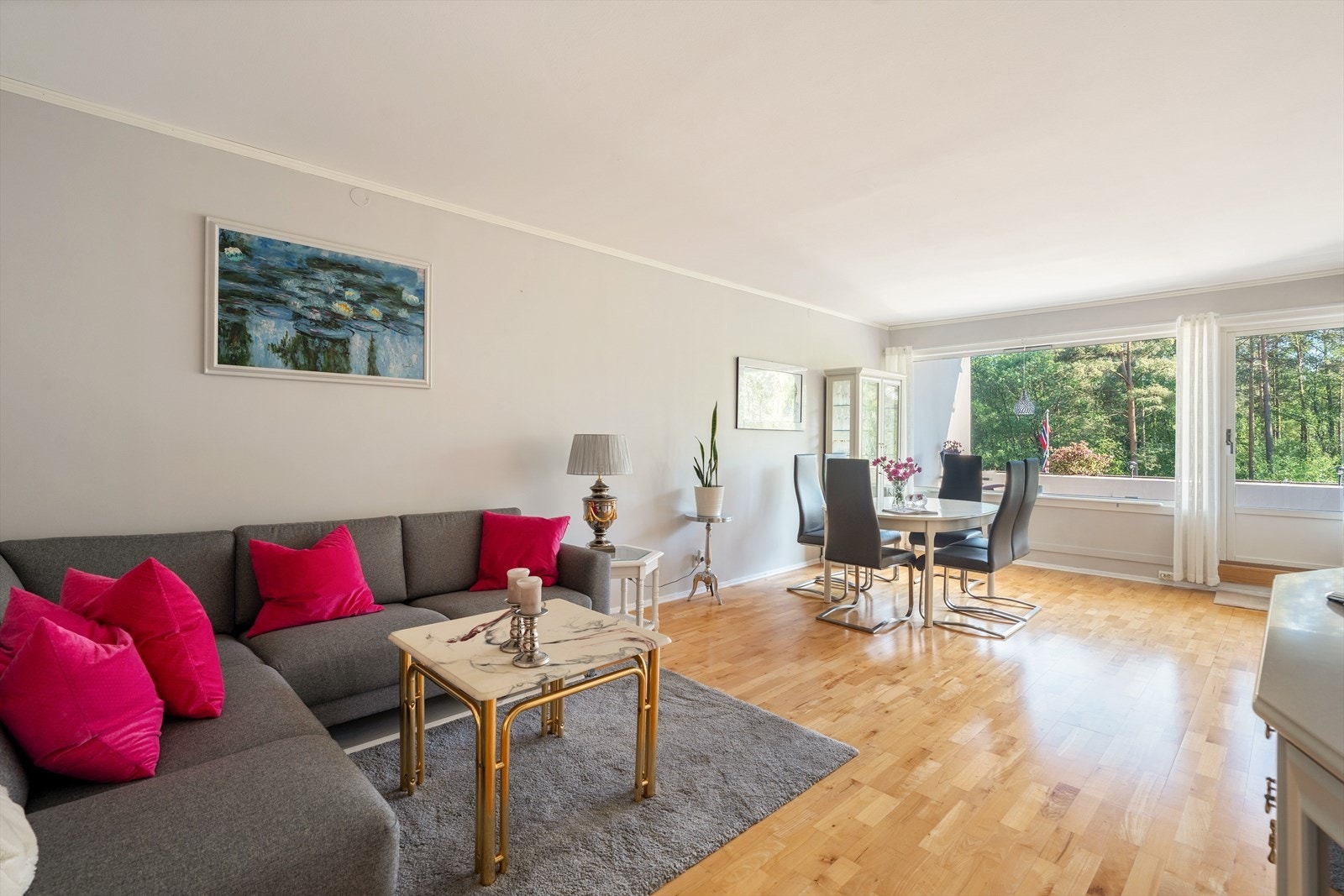 Stuen er av god størrelse og lar seg enkelt møblere, blant annet med sofa- og spisegruppe. Galleribilde