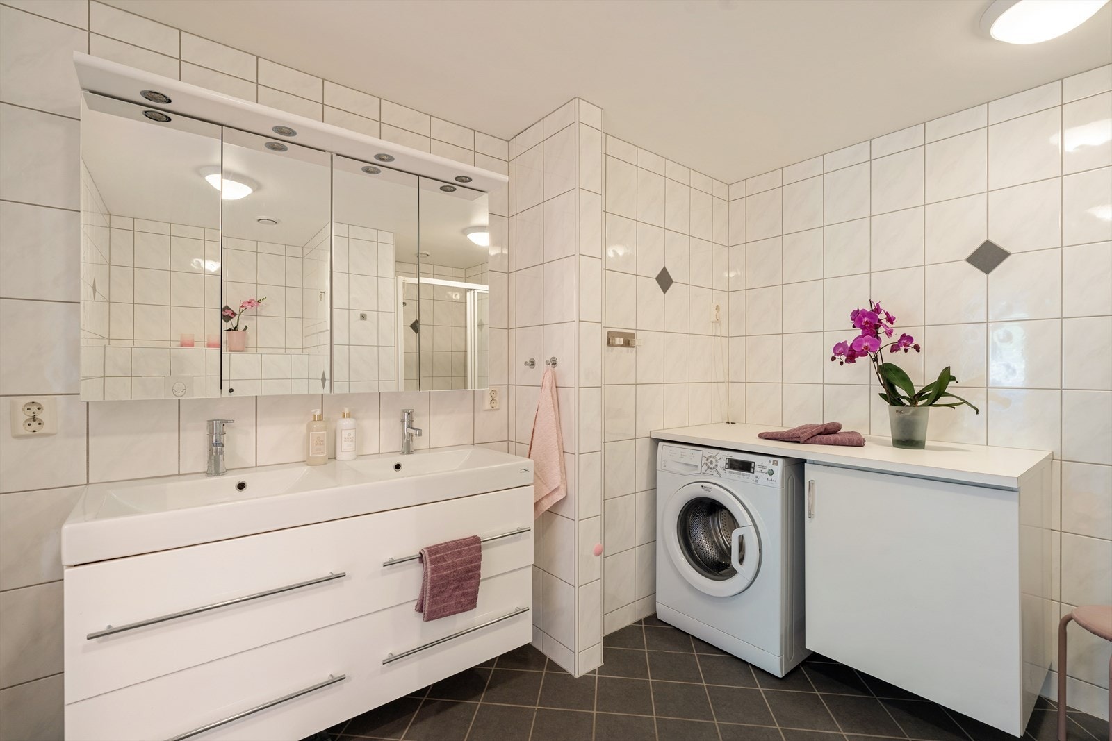 For ekstra komfort er badet utstyrt med varmekabler i gulv. Galleribilde