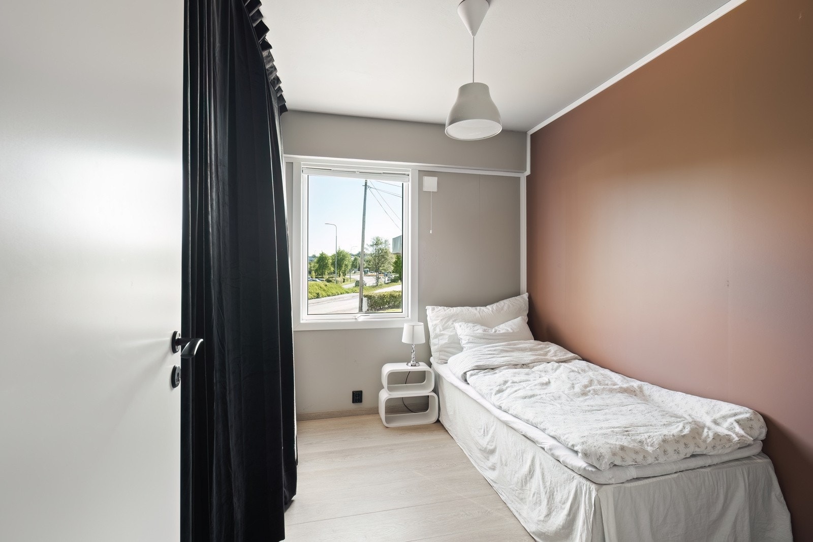 Soverom 2 - Rommet har innebygget klesskap som brer seg langs hele rommet Galleribilde