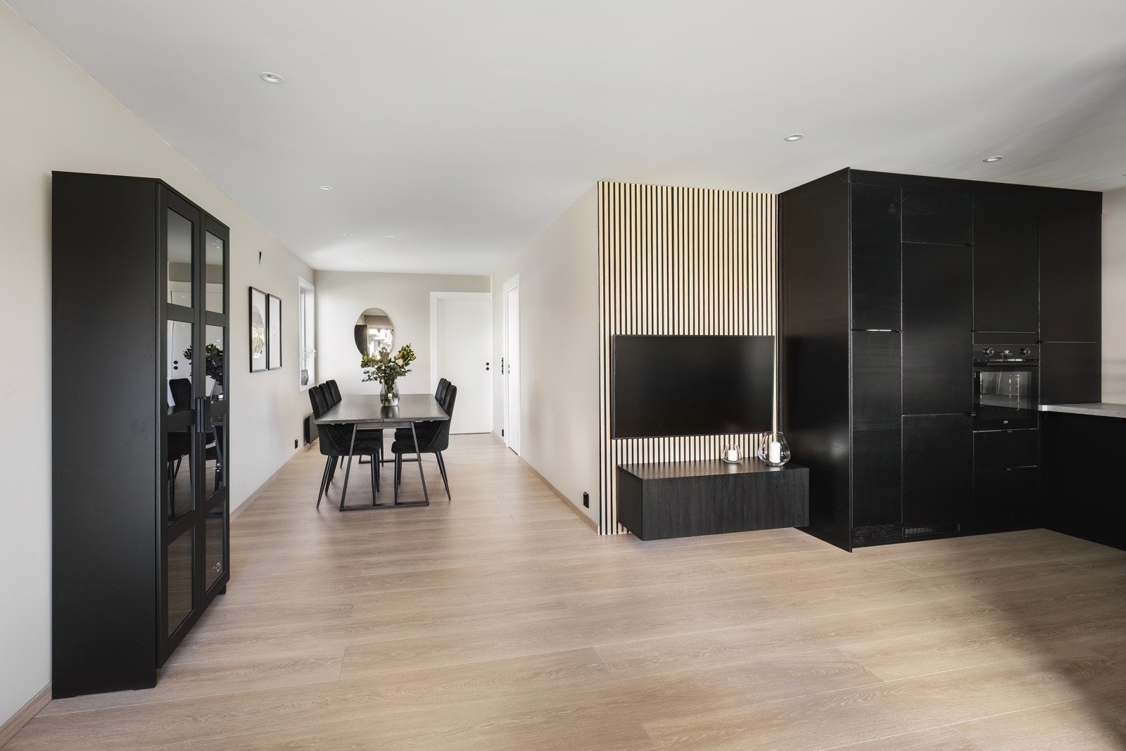 Rålekker og moderne leilighet som er totalrenovert innvendig i 2023 Galleribilde