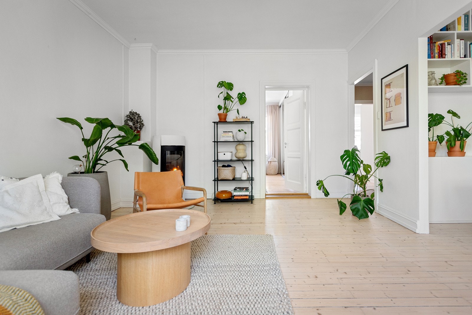 Leiligheten er gjennomgående og fremstår som lys og luftig Galleribilde
