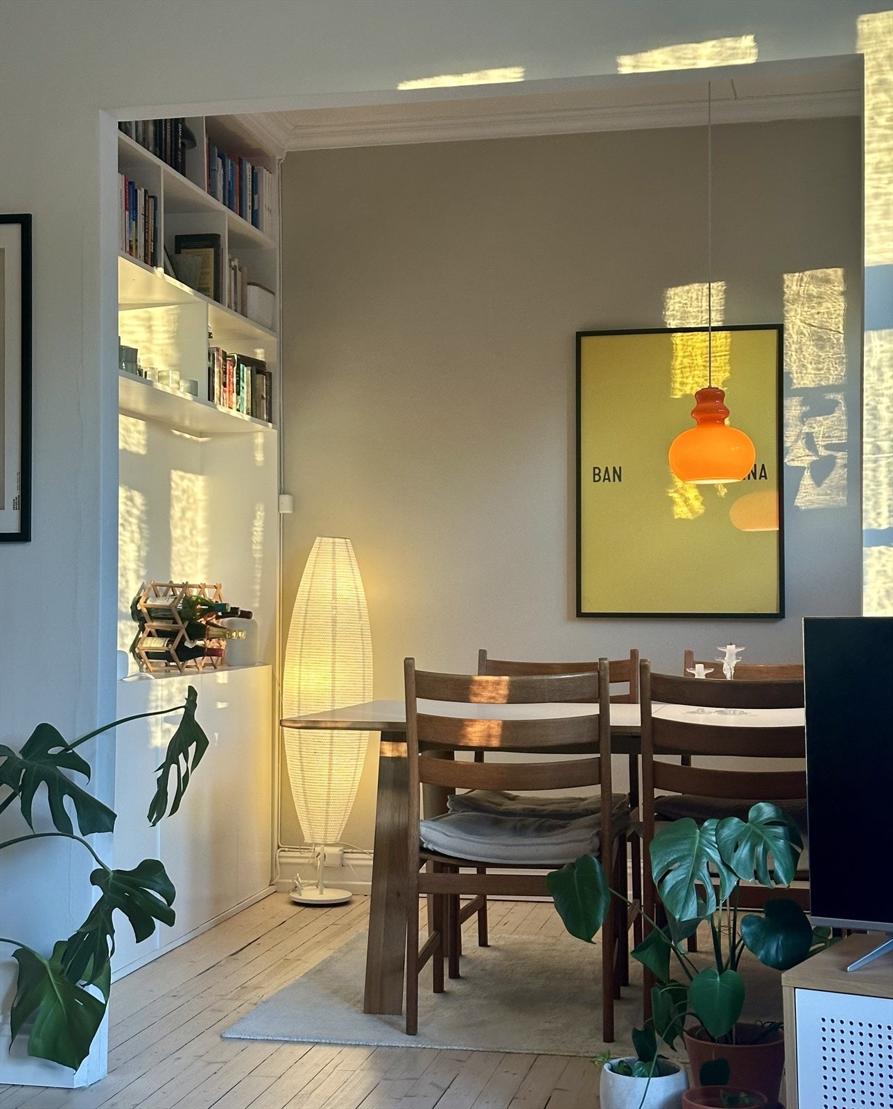 Selgers bilde fra spisestue på sommer kl. 20.30. Flott kveldssol inn i leiligheten Galleribilde