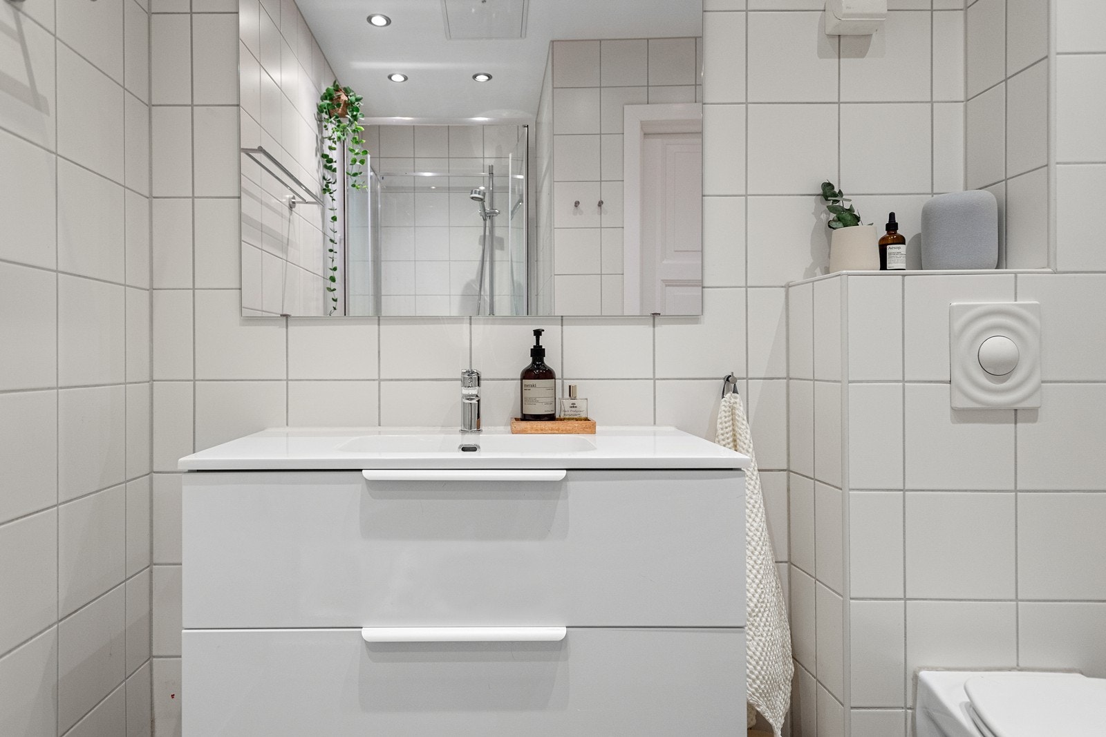 Badet ble pusset i regi av borettslaget i 2013. Vaskemaskin plassert i klesskap på soverommet Galleribilde