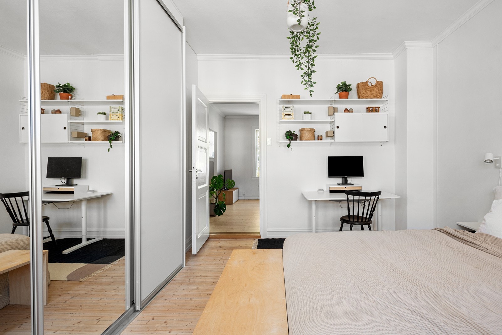 Soverommet har en stor skyvedørsgarderobe. Vaskemaskin plassert i skapet. Spisestuen kan enkelt gjøres om til et soverom til Galleribilde