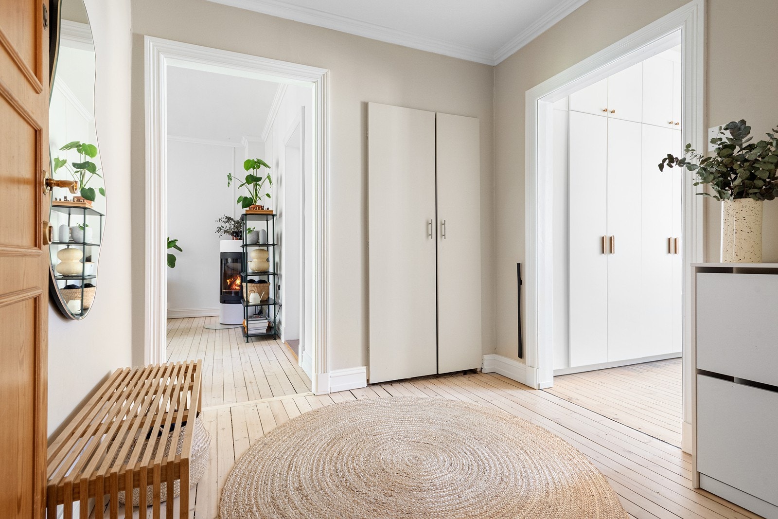 Innbydende gang med garderobeskap Galleribilde