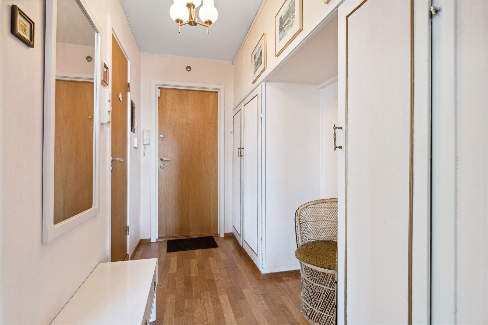 Stort inngangsparti med innvendig bod bak garderoben. Kan enkelt lage en åpen løsning eller walk-in closet. Galleribilde