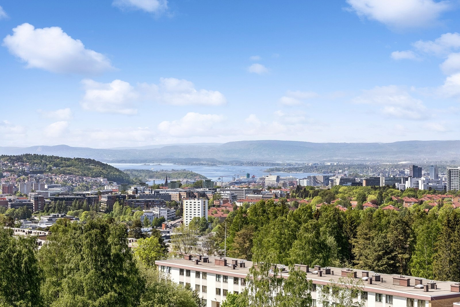 Fra boligen får du nydelig utsikt. Her kan du følge med på livet i byen og utpå fjorden. Galleribilde