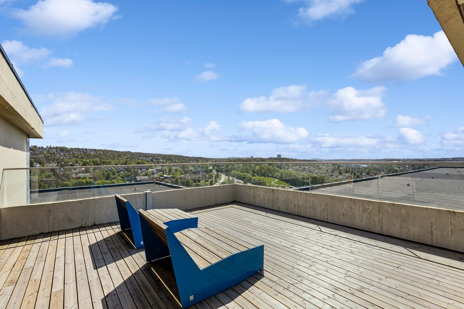 Flott, felles takterrasse med nydelig utsikt over Oslo by. Galleribilde