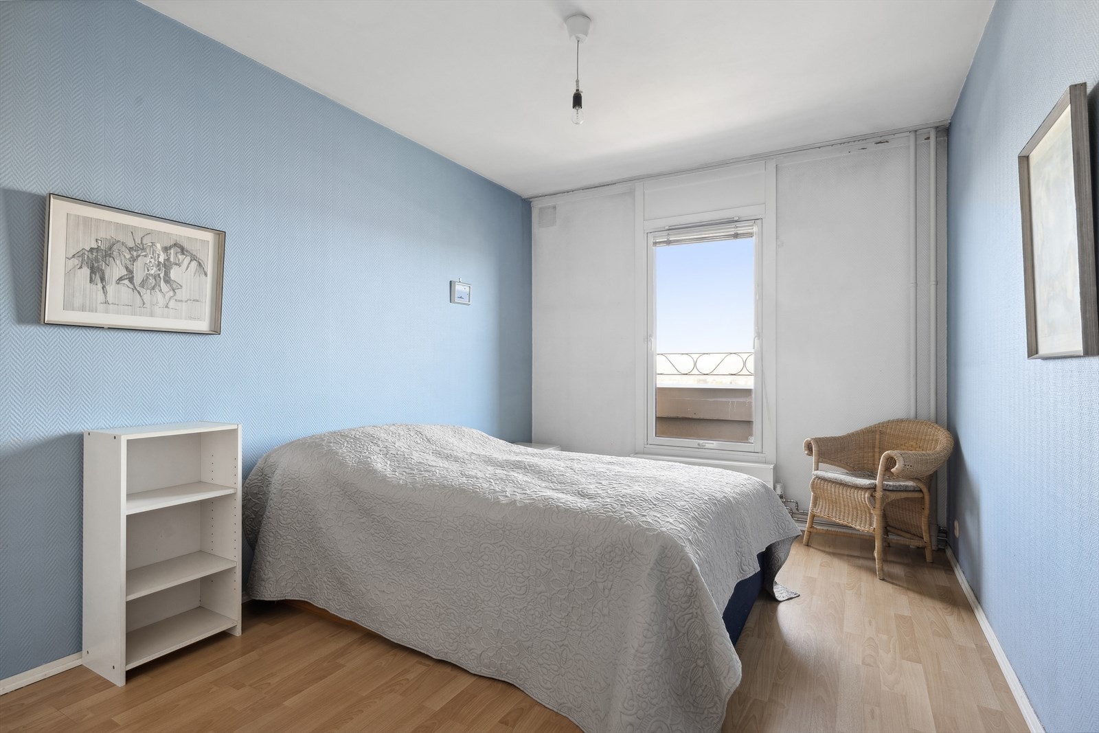 Soverommet har plass til stor dobbeltseng, garderobe og kontorløsning om ønskelig. Galleribilde