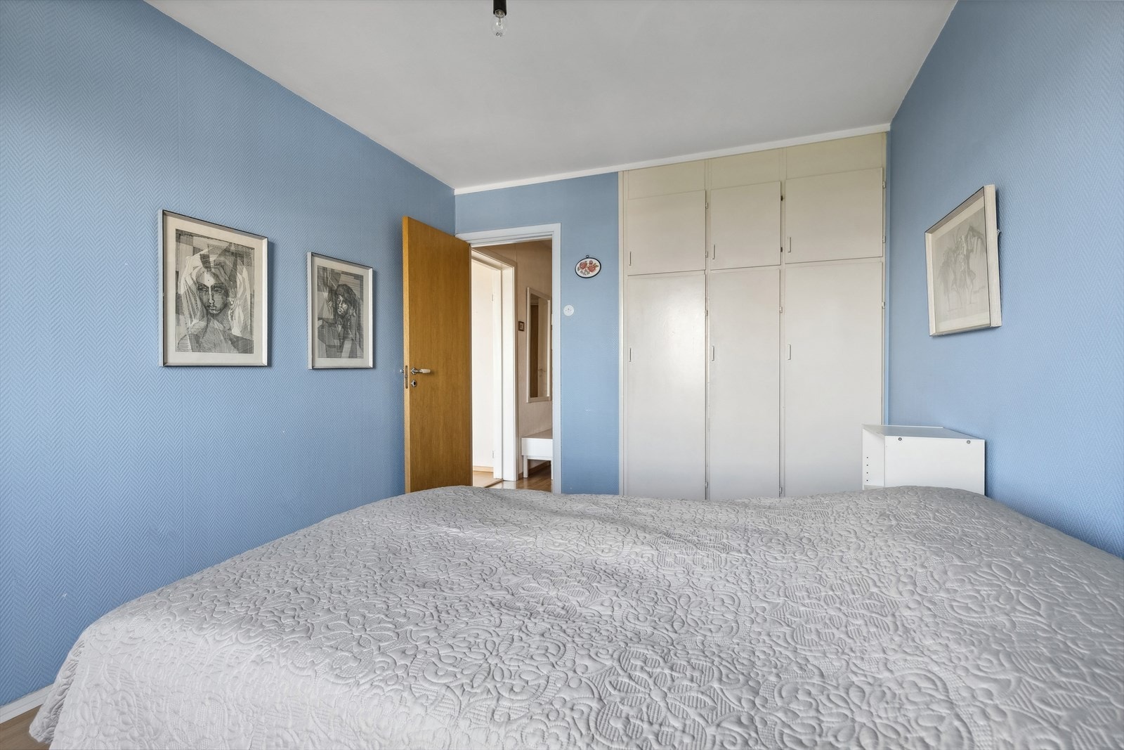 Stort soverom med god plass til oppbevaring i plassbygget garderobe. Galleribilde
