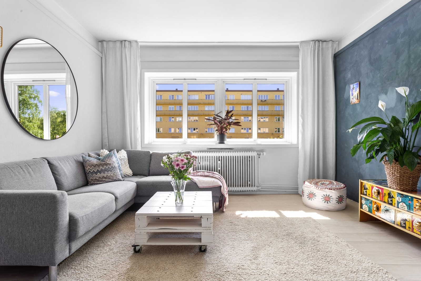 Boligen fremstår som lys og innbydende, med gode lysforhold fra store vindusflater. Galleribilde