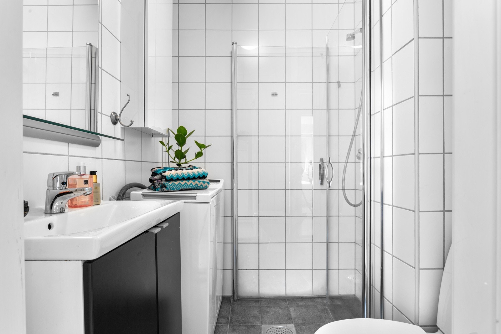 Tidløst bad med flislagte vegger og gulv. Varmekabler på gulv. Opplegg for vaskemaskin. Galleribilde