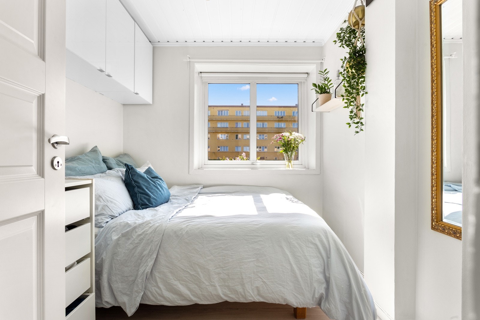 Romslig hovedsoverom med gode oppbevaringsmuligheter og plass til dobbeltseng. Galleribilde