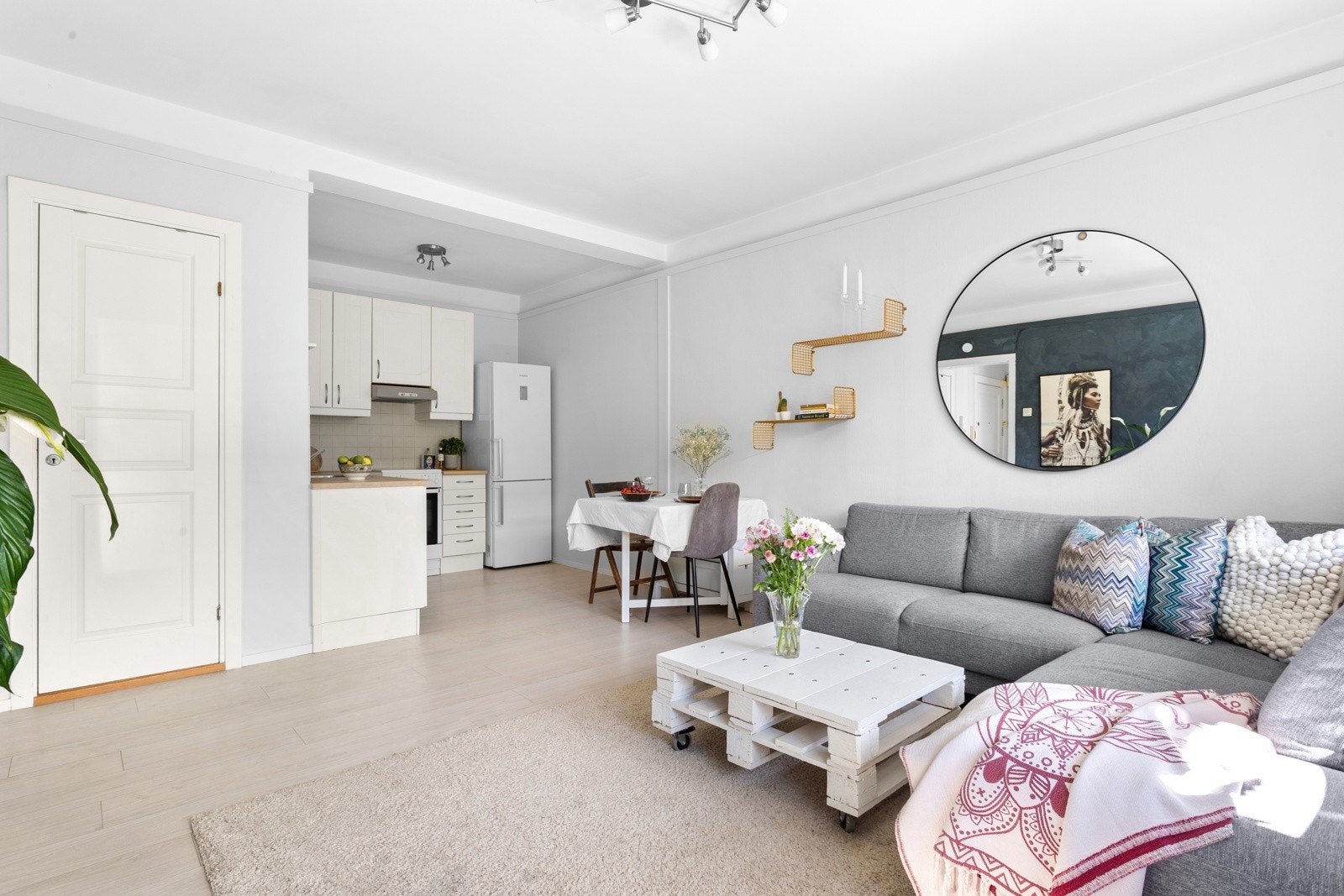 I stuen er det god plass til sofagruppe med tilhørende møblement. Galleribilde