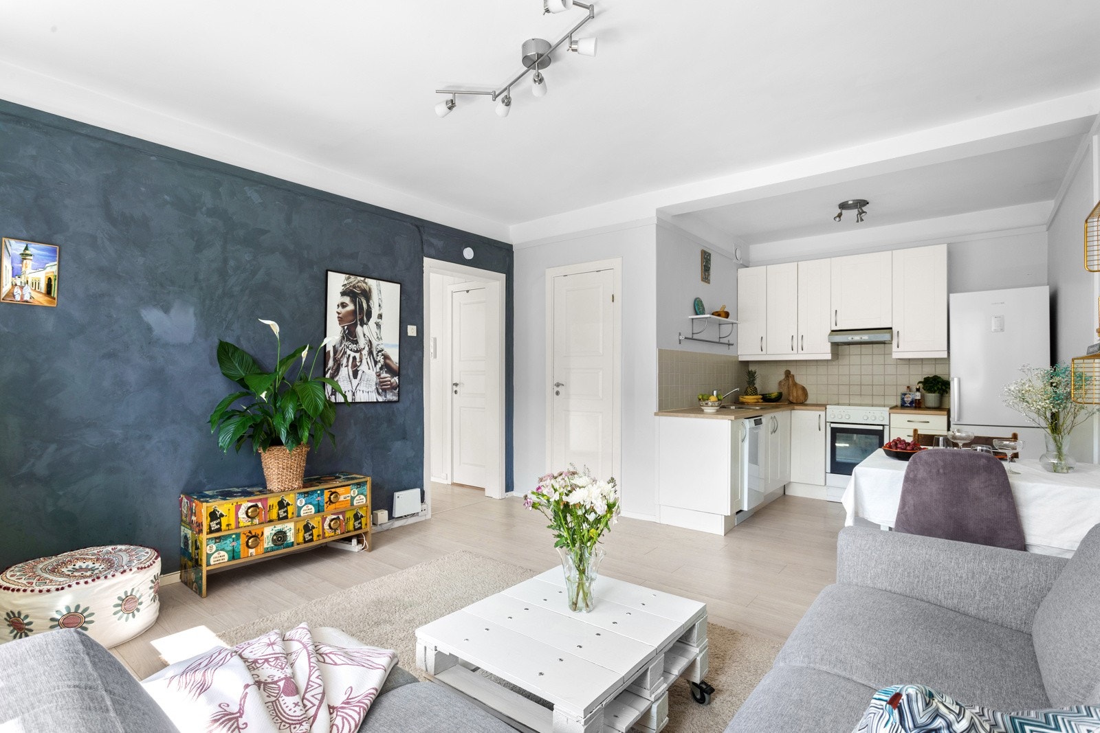 Boligen har malt kontrastvegg som gir en lun atmosfære. Galleribilde