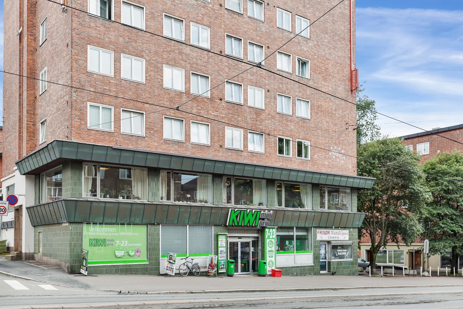 Flere nærliggende matbutikker som f.eks Kiwi, Rema 1000 og søndagsåpne Bunnpris Sinsen og Nærbutikken Schouterrassen. Galleribilde