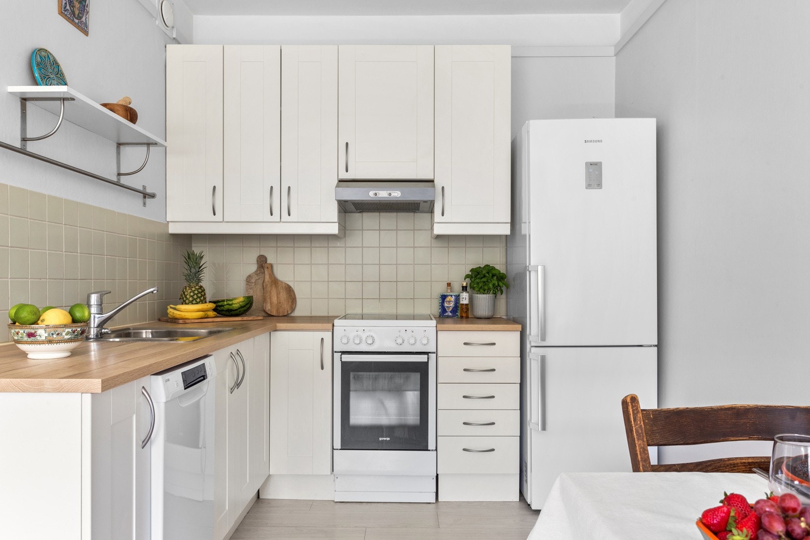 Funksjonelt kjøkken med medfølgende komfyr og oppvaskmaskin. Velegnet plass til kjøl/frys. Galleribilde