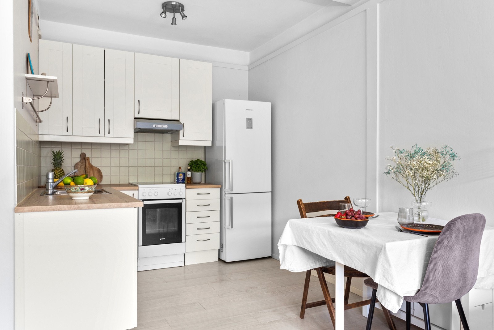 Delvis åpen stue- og kjøkkenløsning, med plass til spisebordsgruppe som skaper et naturlig skille mellom kjøkken og stue. Galleribilde