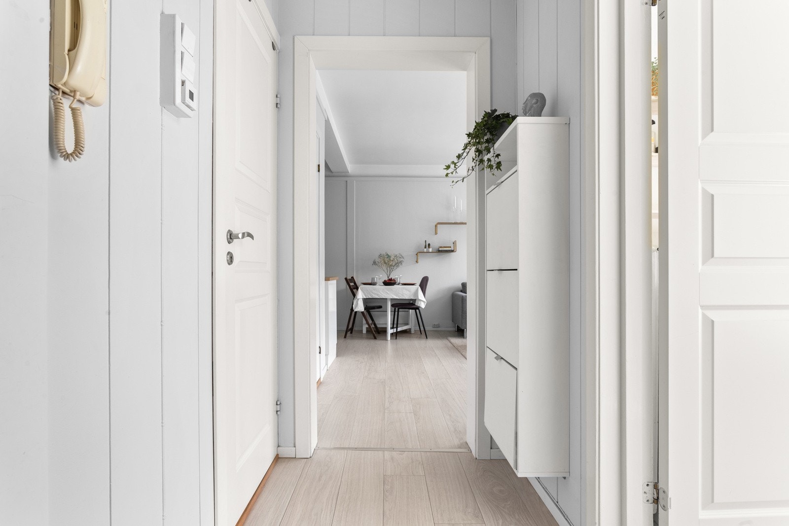 Leiligheten har en lys og praktisk entré som gir et godt førsteinntrykk når du kommer inn i boligen. Galleribilde