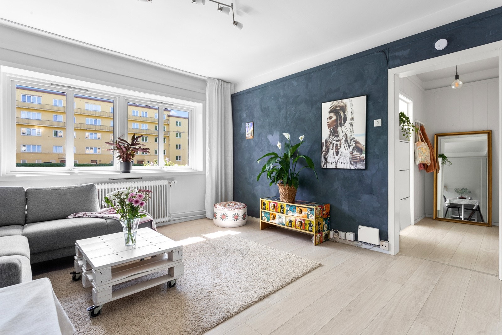 Borettslaget har avtale med Telia som leverer internett (inkl. i felleskostn.) med muligheter for å tegne egen tv-avtale. Galleribilde