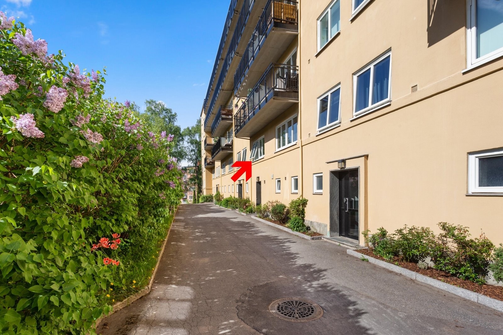 Leiligheten ligger i en meget høy 1.etg der boligen i sin helhet vender ut mot rolig bakgård. Galleribilde