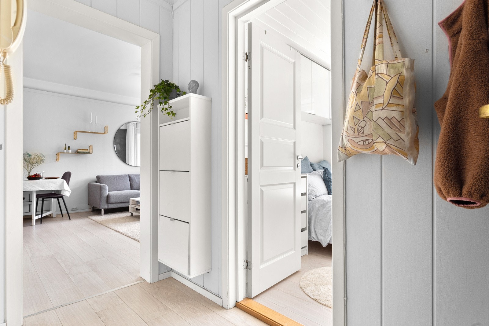 Fra entréen er det enkel adkomst til boligens soverom. Galleribilde