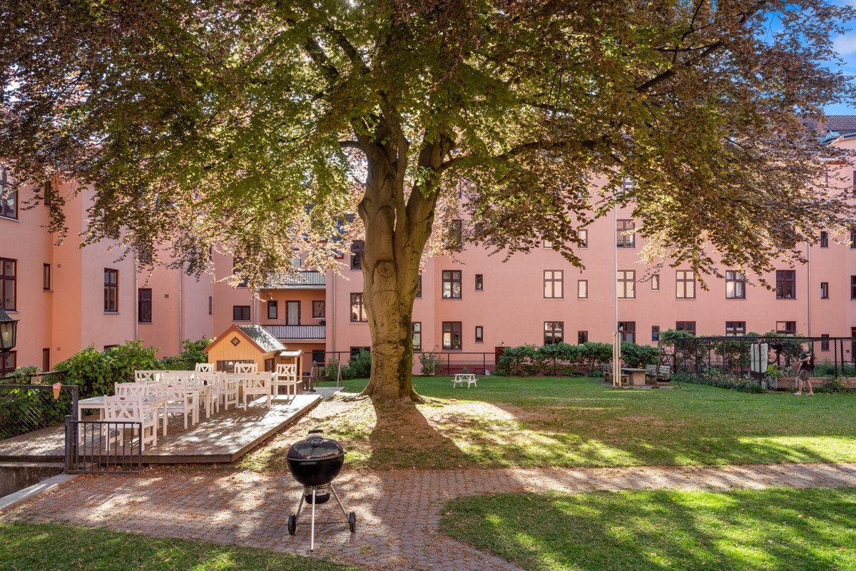 På vår- og sommerhalvåret kommer virkelig denne leilighetens plassering til sin rett; når du kan sole deg på plenen, slappe av i bakgården, grille på fellesgrillene med gode naboer eller bare gå rett ut i Oslonatta og nyte byen! Galleribilde