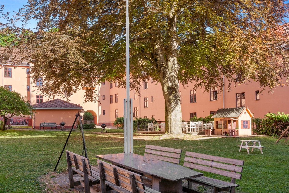 I bakgården kan familie, venner og naboer samles til lek, moro og nydelig grillmat. Galleribilde