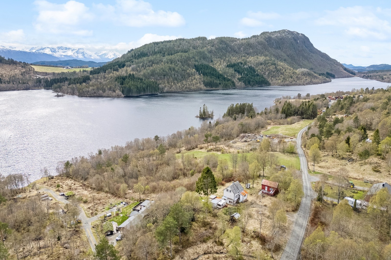 Området består av eneboliger, fritidsboliger, naust og turområder. Galleribilde