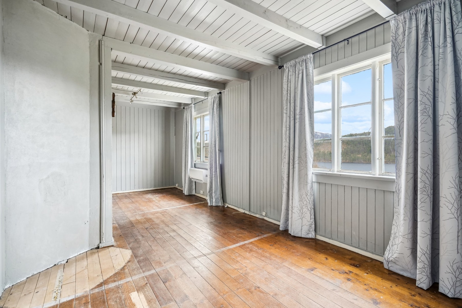 Gulv har furu, teppe og belegg.
Vegger har panel og tapet. Galleribilde