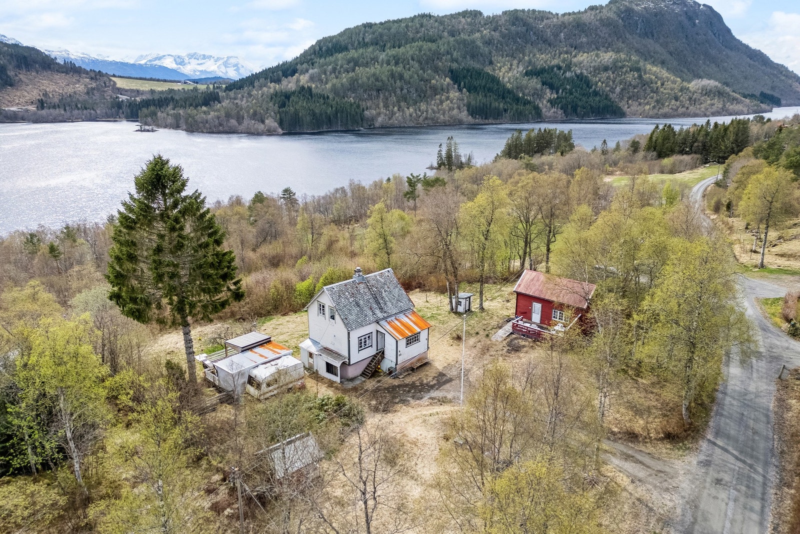 Eiendommen er opparbeidet med innkjørsel, interne veier, terrasse og flere bygg. Galleribilde