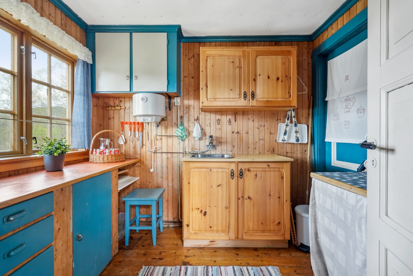 På kjøkkenet i annekset er det malte flater i tak. Galleribilde